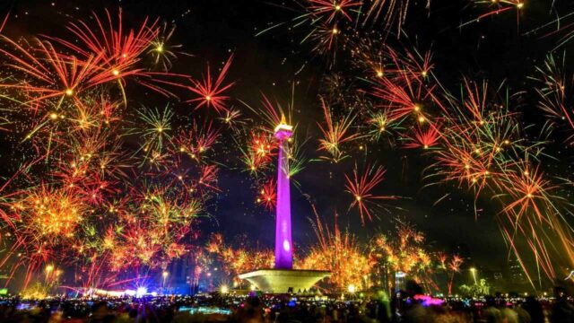 Dari kelab malam yang ramai hingga kafe yang menawarkan musik live, Indonesia memiliki sesuatu untuk semua penggemar kehidupan malam.