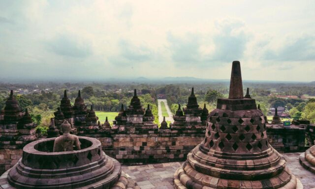 Yogyakarta, sering dikenal sebagai Jogja, mungkin bukan nama yang familiar bagi semua orang. Namun, kota ini memiliki daya tarik dan keunikan.