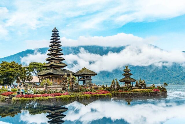 Bali, yang dikenal sebagai "Pulau Dewata," selalu menjadi destinasi utama bagi para pelancong yang mencari keindahan alam.