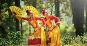 Tari Jaipong adalah salah satu bentuk seni pertunjukan asli Indonesia yang berasal dari Jawa Barat tarian ini dikenal dengan.