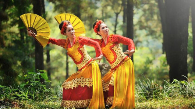 Tari Jaipong adalah salah satu bentuk seni pertunjukan asli Indonesia yang berasal dari Jawa Barat tarian ini dikenal dengan.