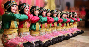 Tari Saman adalah salah satu seni tari tradisional yang berasal dari Aceh, Indonesia, yang sangat dikenal karena gerakan tubuhnya.