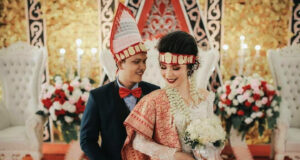 Setiap daerah di negara ini memiliki tradisi dan adat istiadat unik yang menjadikan pernikahan sebagai momen istimewa dan sakral.