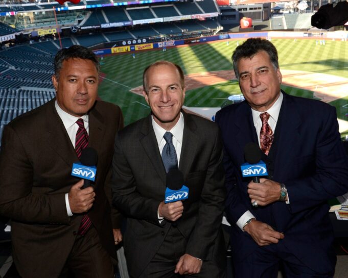 Tim siaran Sny Mets, dari kiri, Ron Darling, Gary Cohen, Keith Hernandez.