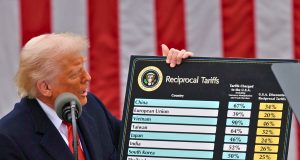 Mantan Presiden Amerika Serikat, Donald Trump, baru-baru ini mengumumkan penerapan tarif timbal balik pada 60 negara, termasuk Indonesia.