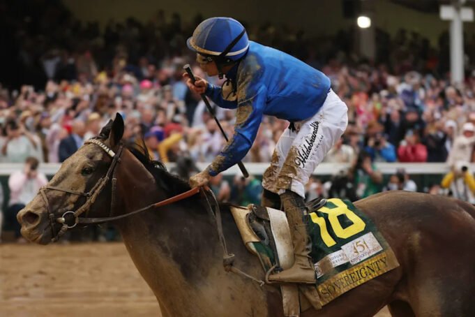LOUISVILLE, Kentucky - 03 Mei: Kedaulatan #18, dikendarai oleh joki junior Alvarado melintasi garis finish untuk memenangkan jalan ke 151 Kentucky Derby di Churchill Downs pada 03 Mei 2025 di Louisville, Kentucky. (Foto oleh Michael Reaves/Getty Images)