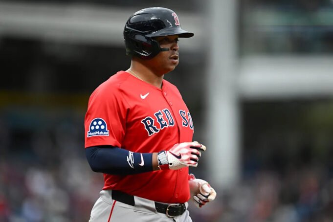 CLEVELAND, Ohio - 26 April: Rafael Devers #11 dari Boston Red Sox berlari ke pangkalan pertama setelah menggambar berjalan selama inning pertama dari Game Dua dari doubleheader melawan Cleveland Guardians di Progressive Field pada 26 April 2025 di Cleveland, Ohio. (Foto oleh Nick Cammett/Diamond Images Via Getty Images)