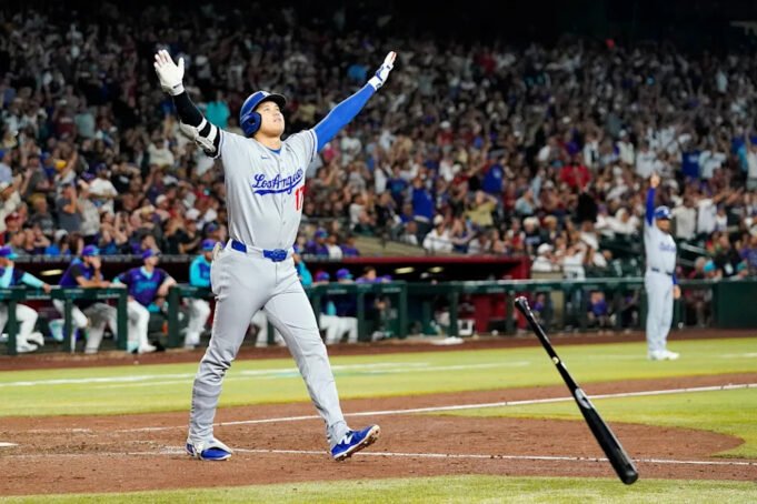 Los Angeles Dodgers 'Shohei Ohtani merayakan tiga run home run melawan Arizona Diamondbacks selama inning kesembilan pertandingan baseball Jumat, 9 Mei 2025, di Phoenix. (Foto AP/Darryl Webb)