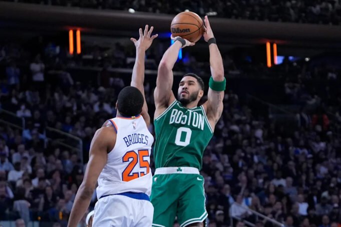Boston Celtics 'Jayson Tatum, kanan, memotret di atas New York Knicks' Mikal Bridges, kiri, selama paruh kedua Game 3 dari seri playoff putaran kedua NBA Basketball, Sabtu, 10 Mei 2025, di New York. (Foto AP/Pamela Smith)