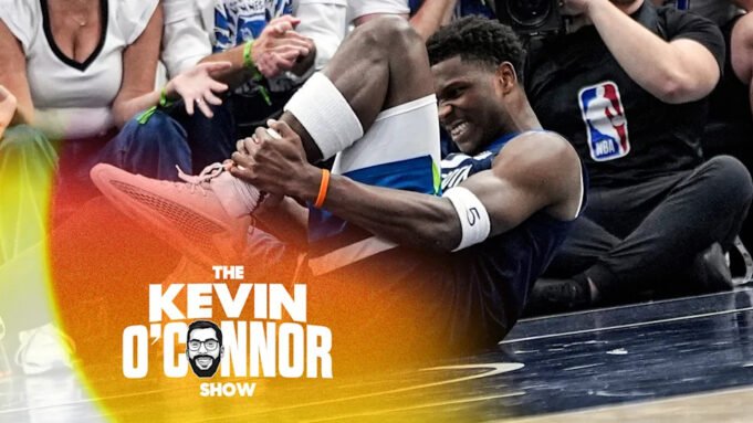 Penjaga Minnesota Timberwolves Anthony Edwards (5) meraih kakinya selama paruh pertama Game 2 dari seri playoff putaran kedua bola basket NBA melawan Golden State Warriors, Kamis, 8 Mei 2025, di Minneapolis. (Foto AP/Abbie Parr)