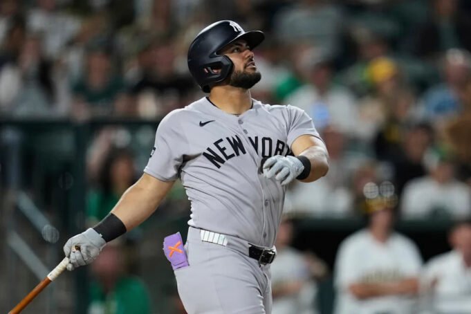 New York Yankees 'Jasson Domínguez menonton Grand Slam -nya selama inning kedelapan pertandingan baseball melawan Atletik, Jumat, 9 Mei 2025, di Sacramento Barat, California (Foto AP/Godofredo A. Vásquez)