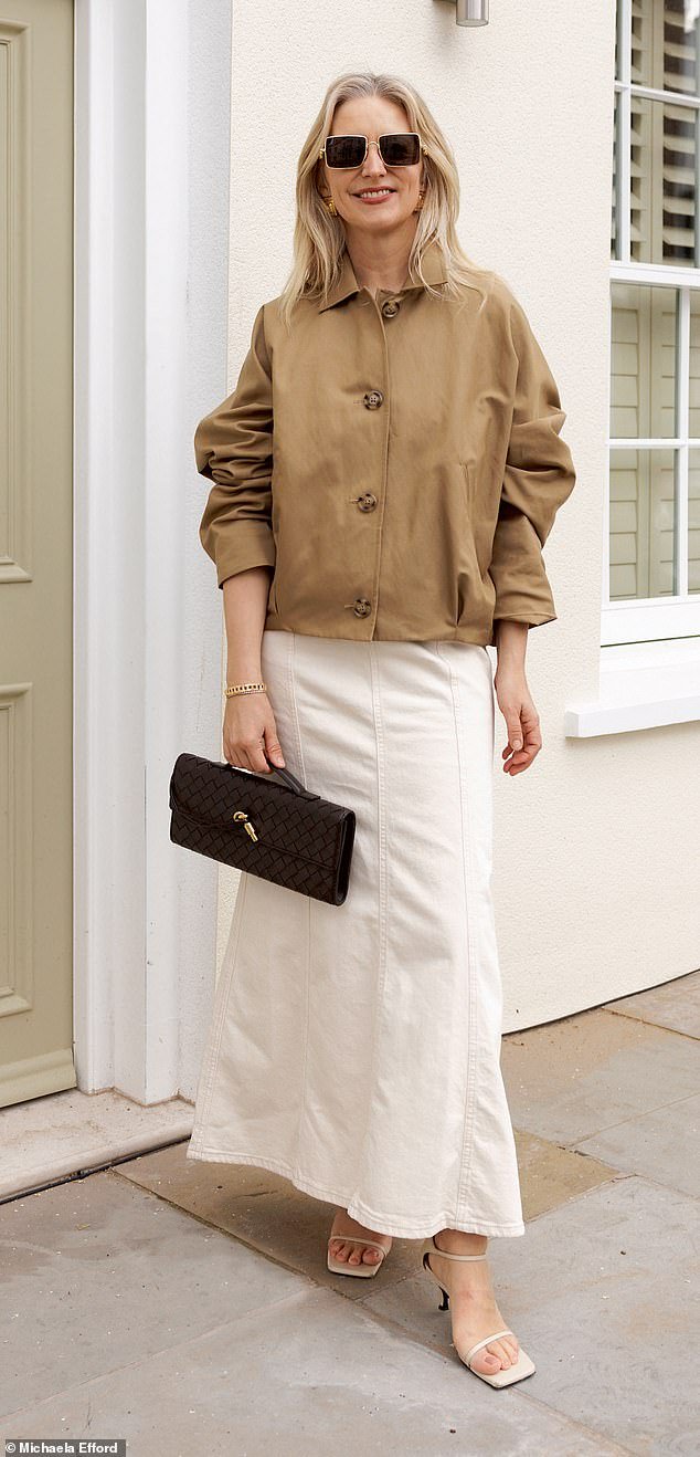 Jaket, Massimo Dutti. Rok, Marks & Spencer. Kacamata hitam, Loewe. Tas, Bottega Veneta. Sandal, Toteme