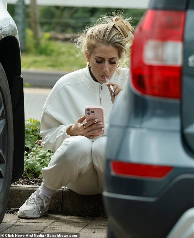 Stacey Solomon yang tampak emosional berhenti sejenak untuk istirahat rokok yang disambut saat dia meninggalkan latihan hewan setempat dengan anjing keluarga Teddy pada hari Rabu