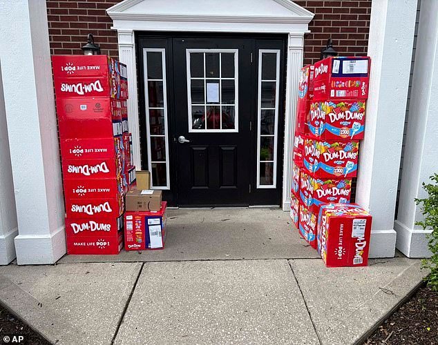Holly LaFavers, dari Lexington, Kentucky, membuka pintu depannya awal bulan ini untuk melihat 22 kotak merah besar yang ditumpuk tinggi di depan pintu, berisi 70.000 pengisap dum-dum yang mengejutkan secara total
