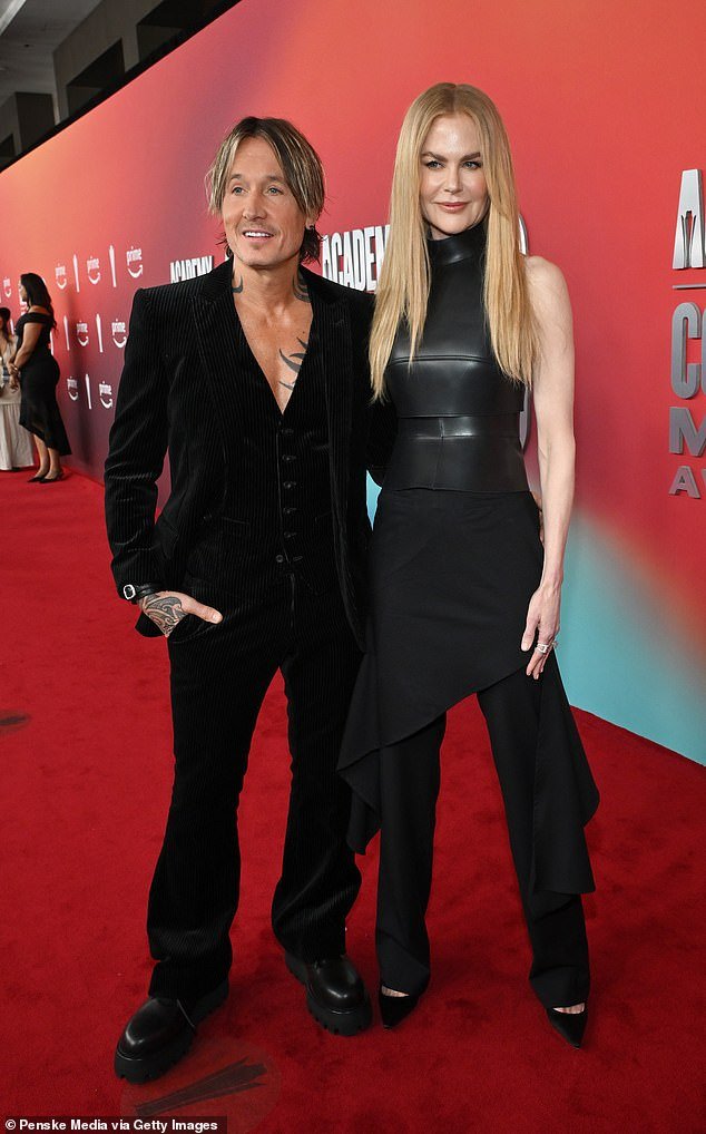 Nicole Kidman mengejutkan penggemar dengan transformasi rambut utamanya lagi pada hari Jumat saat dia menghadiri Country Music Awards dengan suaminya Keith Urban, 57