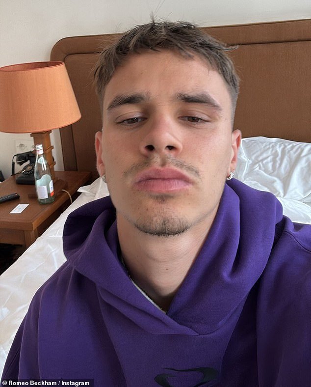 Romeo Beckham telah membagikan pos samar lainnya dengan kisah -kisah Instagram -nya pada hari Jumat ketika ia berjalan -jalan di jalan -jalan Paris di tengah -tengah keluarganya yang terkenal 'Fued'