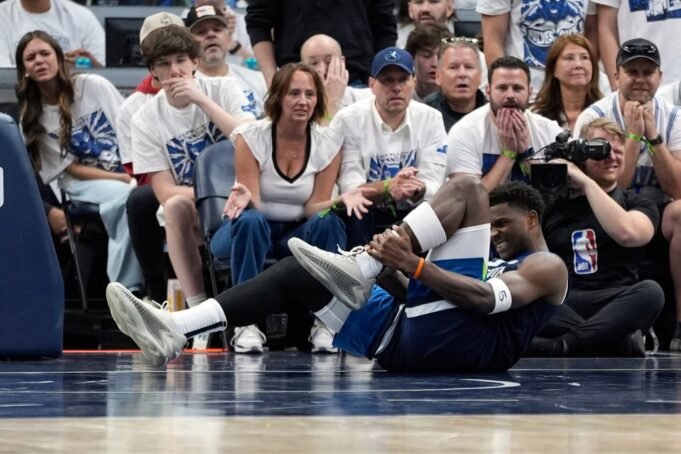 Penjaga Minnesota Timberwolves Anthony Edwards (5) meraih kakinya selama paruh pertama Game 2