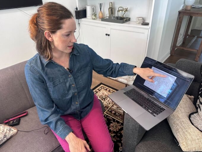 Ahli bahasa Georgia Tech Lelia Glass menunjuk ke diagram yang menunjukkan bagaimana pengucapan kata-kata tertentu oleh penduduk Metro-Atlanta telah berubah selama beberapa generasi di rumahnya di Atlanta, pada hari Rabu, 30 April 2025. 
