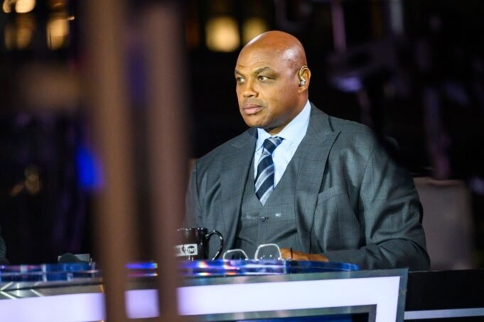 Charles Barkley selama presentasi langsung "Di dalam NBA," Menampilkan pembuka streaming musim ini di New York Knicks di permainan Boston Celtics dan musik live di City Hall Plaza.