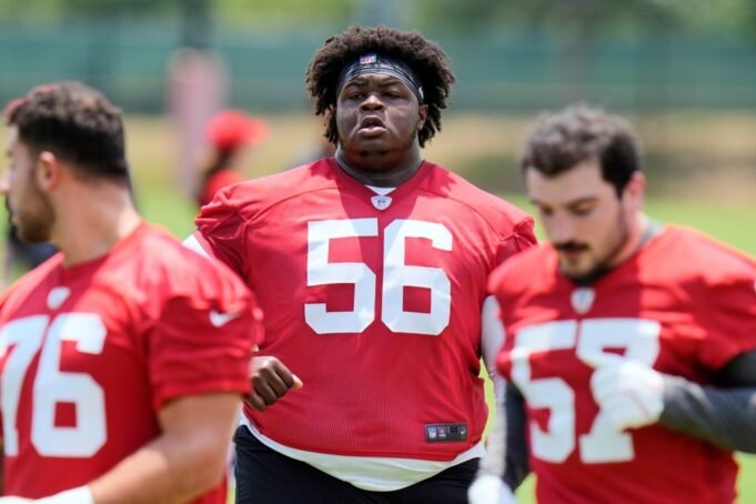 Hidung Buccaneers menangani Desmond Watson (56) menjalankan latihan selama minicamp rookie tim NFL Football Jumat, 9 Mei 2025, di Tampa, Fla.