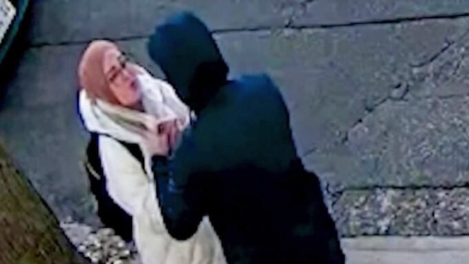 Rumeysa Ozturk, seorang warga negara Turki dengan visa pelajar yang sah, ditangkap Selasa, 25 Maret 2025, di Somerville, Mass.