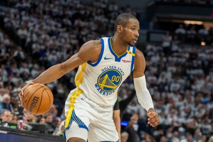 Penyerang Golden State Warriors Jonathan Kuminga (00) menggiring bola melawan Minnesota Timberwolves di babak kedua selama pertandingan dua putaran kedua untuk playoff NBA 2025 di Target Center. 