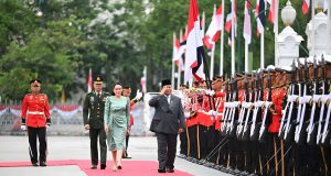 Presiden Indonesia, Prabowo Subianto, mendapat sambutan hangat dari warga Indonesia di Bangkok saat tiba di ibu kota Thailand tersebut.