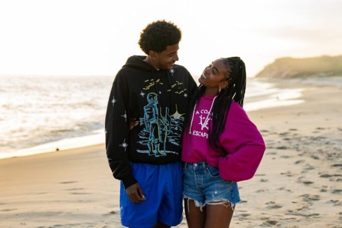 Michael Cooper Jr (kiri) sebagai Justin Edwards dan Lovie Simone (kanan) sebagai Keisha Clark dalam 