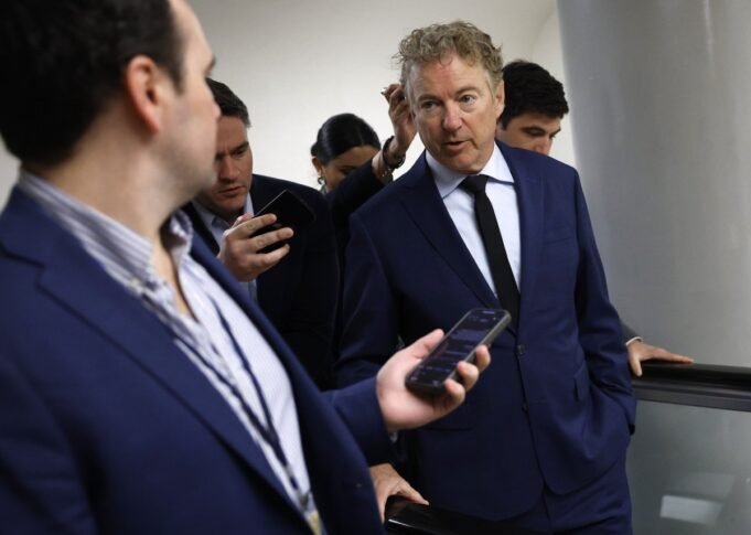 Senator Rand Paul (R-KY) berbicara dengan wartawan 