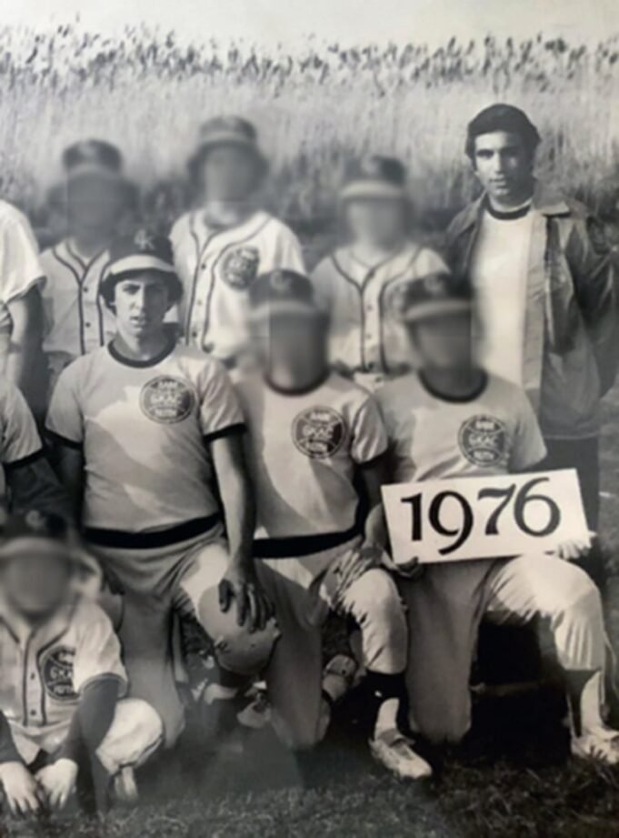 James Manfredonia, pergi, di tim dengan pelatih Tony Sagona pada tahun 1976.