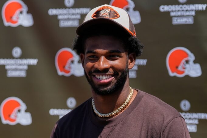 Quarterback Cleveland Browns Shedeur Sanders (12) berbicara pada konferensi pers selama minicamp rookie tim sepak bola NFL di Berea, Ohio, Sabtu, 10 Mei 2025.