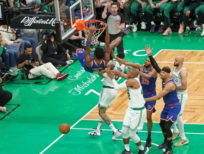 05/05/25 Boston Celtics vs New York Knicks di TD Garden - OG Anunoby #8 dari New York Knicks membanting bola di atas Jayson Tatum #0 dari Boston Celtics selama lembur. New York Knicks mengalahkan Boston Celtics 108-105 untuk mengambil Game 1.