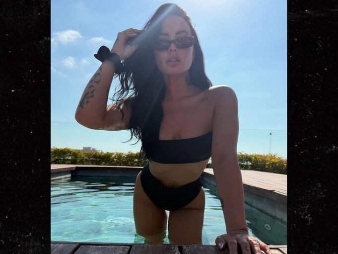 Demi Lovato Pool Instagram 2