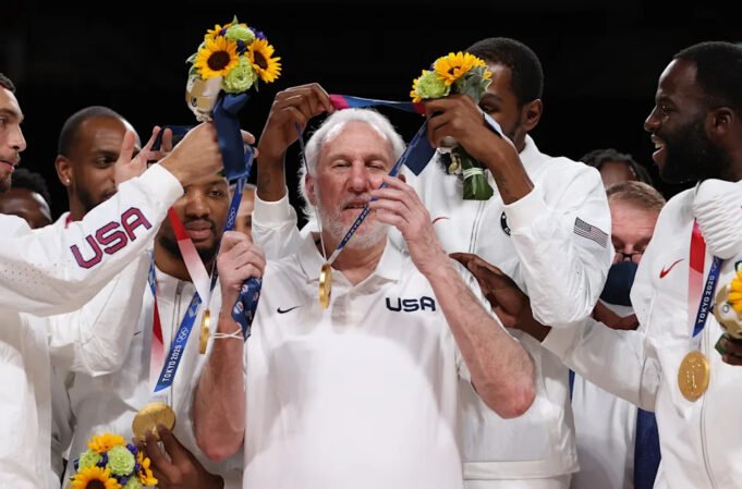Saitama, Jepang - 07 Agustus: Kevin Durant dari Tim Amerika Serikat menghadirkan pelatih kepala Gregg Popovich dengan medali emasnya selama upacara medali bola basket putra pada hari lima belas pertandingan Olimpiade Tokyo 2020 di Saitama Super Arena pada 07 Agustus 2021 di Saitama, Jepang. (Foto oleh Gregory Shamus/Getty Images)