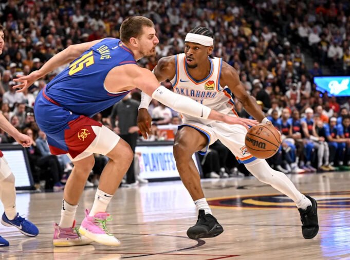 Denver, CO - 9 Mei: Nikola Jokic (15) Denver Nuggets menyulap bola dari Shai Gilgeous -Alexander (2) dari Oklahoma City Thunder selama kuartal pertama di Ball Arena di Denver, Colorado pada hari Jumat, 9 Mei 2025. (Foto oleh Aaron Onveriveroz/The Denver Post))