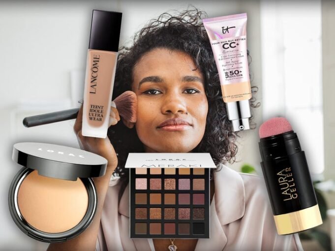 Wanita melakukan riasannya dikelilingi oleh Amazon Cosmetics