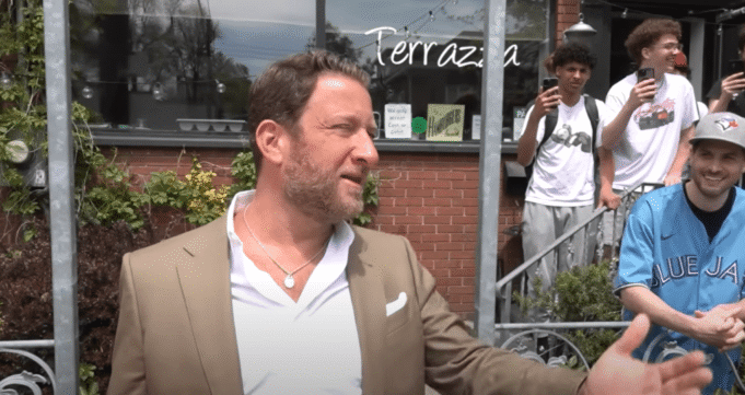 Dave Portnoy mendengar komentar selama ulasan pizza di Toronto. 