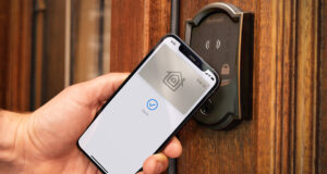 Orang Membuka Kunci Smart Schlage Menggunakan Kunci Rumah Apple