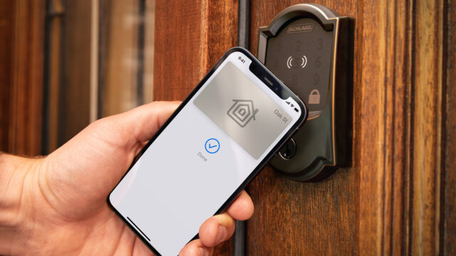 Orang Membuka Kunci Smart Schlage Menggunakan Kunci Rumah Apple