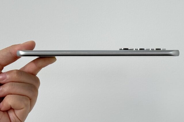 Infinix Hot 60 Pro+ Leaked Hands-on Video Showcases Slim Design; Compared With Galaxy S25 Edge