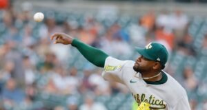 Pitcher atletik Oakland Luis Severino pitching.