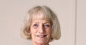 Linda Malcolm adalah seorang pensiunan guru dan pengasuh penuh waktu dari Hove, East Sussex. Umur: 75. Tinggi: 5ft 11in. Ukuran gaun: 12-14