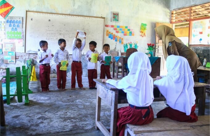 Menyeimbangkan Kurikulum Nasional dengan Promosi Bahasa Daerah