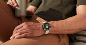 OnePlus Watch 3 43mm dikenakan oleh seseorang.