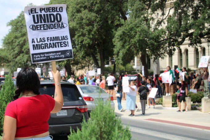 Kerumunan mulai membangun di Downtown Anti-Ice Rally di San Antonio, Foto oleh Randy Clark (Randy Clark/Breitbart Texas)