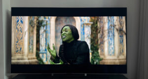 Adegan dari film Wicked yang ditampilkan di LG G5 OLED TV