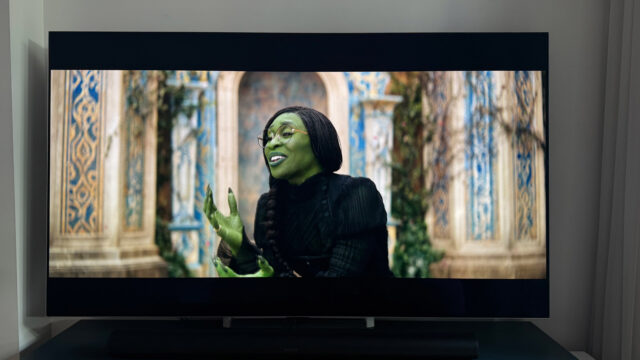 Adegan dari film Wicked yang ditampilkan di LG G5 OLED TV
