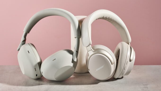 Sony WH-1000XM6 dan Bose Quietcomfort Ultra bersandar di tiang