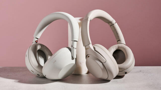 Sony WH-1000XM6 dan Sony WH-1000XM4, keduanya bersandar pada pos silindris