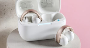 Satu kuncup di dalam pengisian Aeroclip Soundcore Anker dan satu diposisikan di depan kasing pengisian.